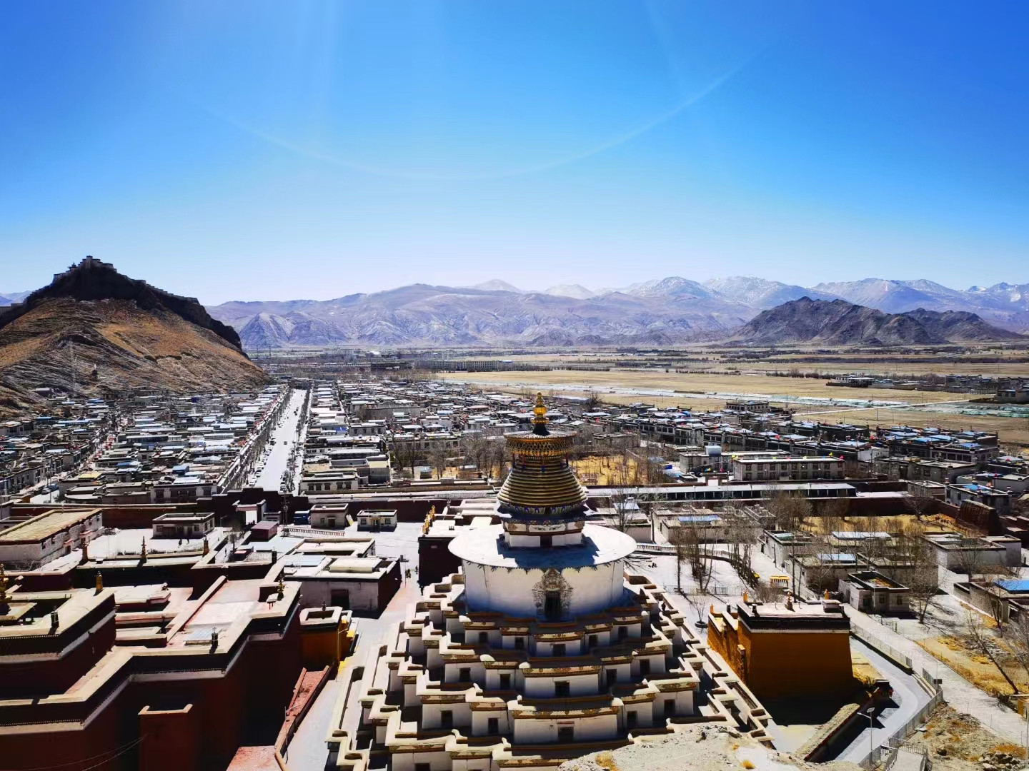 青藏鉄道で行くチベットラサ・シガツェ・ギャンツェへの旅　6日間　　　　　ギャンツェ・ゾンの周辺には今でもチベット族の暮らす素朴な旧市街が広がります。白居寺境内にある仏塔「ギャンツ